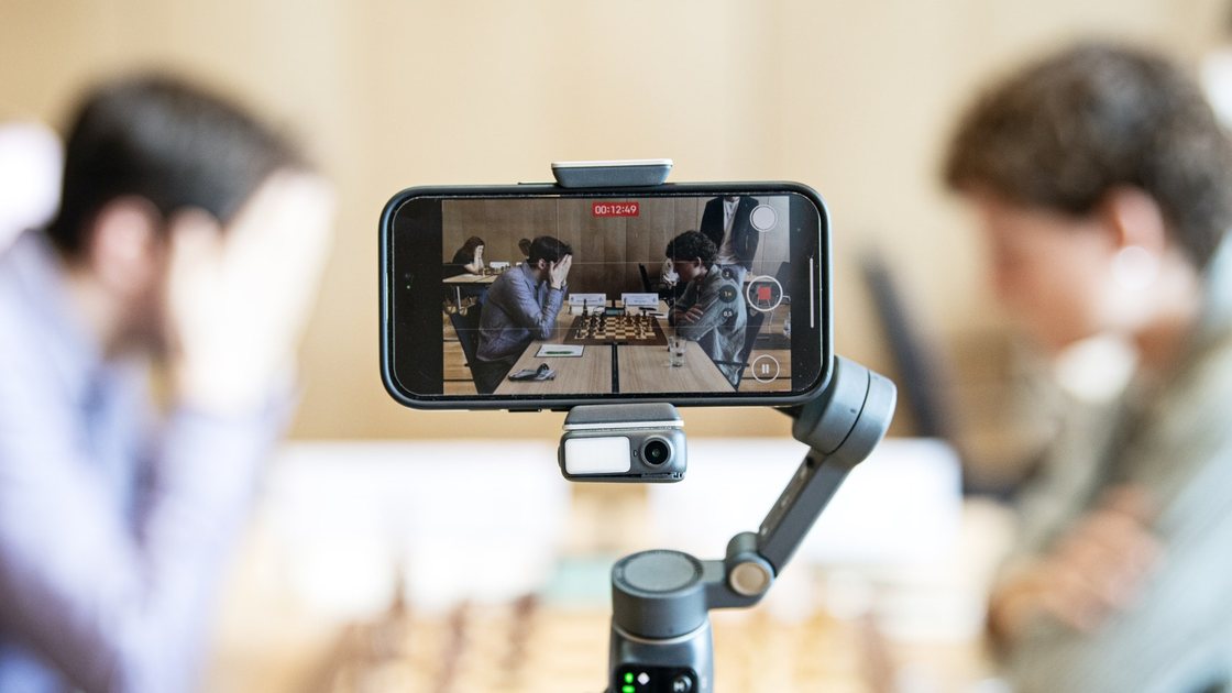 Eine Partie wird mit dem Smartphone gefilmt (Foto: Stev Bonhage / Deutscher Schachbund)