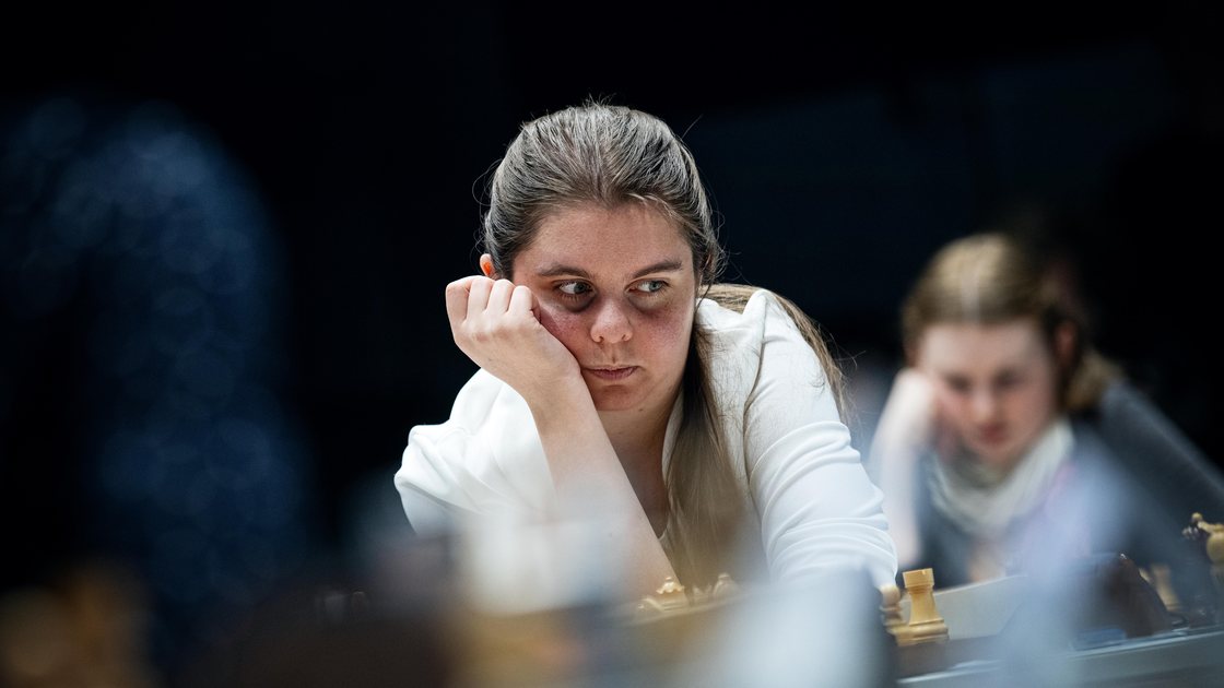 Spielerinnen der Meisterklasse konzentriert am Brett (Foto: Deutscher Schachbund)