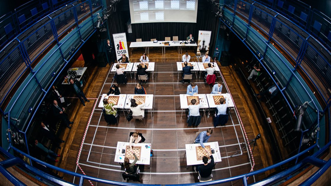 Blick von oben in den Turniersaal der Deutschen Meisterschaften München 2025 (Foto: Deutscher Schachbund)