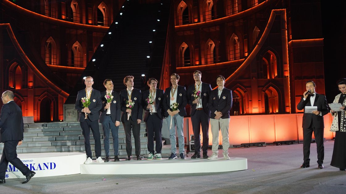 Die Männer-Nationalmannschaft bei der Siegerehrung der Schacholympiade in Samarkand (Foto: Finn Engesser / Deutscher Schachbund)