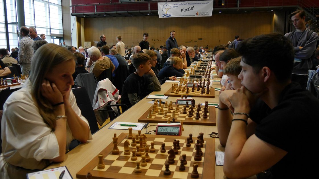 Dichte Brettreihen beim Finale der Deutschen Schach-Amateurmeisterschaft in Dresden (Foto: Deutscher Schachbund)