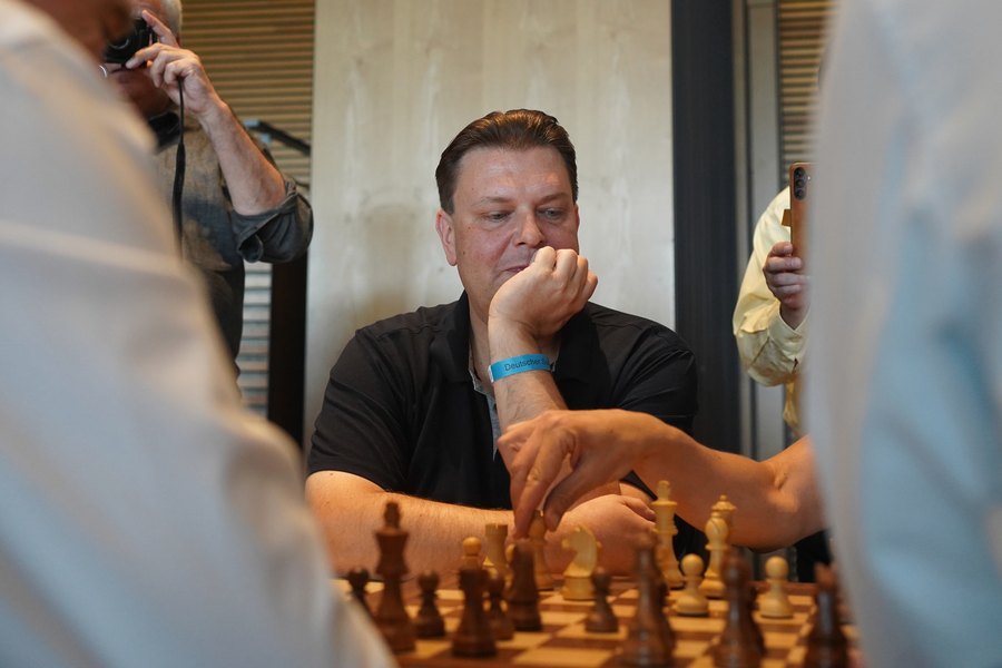 Tobias Eismann konzentriert am Brett beim Prominententurnier des Schachgipfels Dresden 2026 (Foto: Deutscher Schachbund)