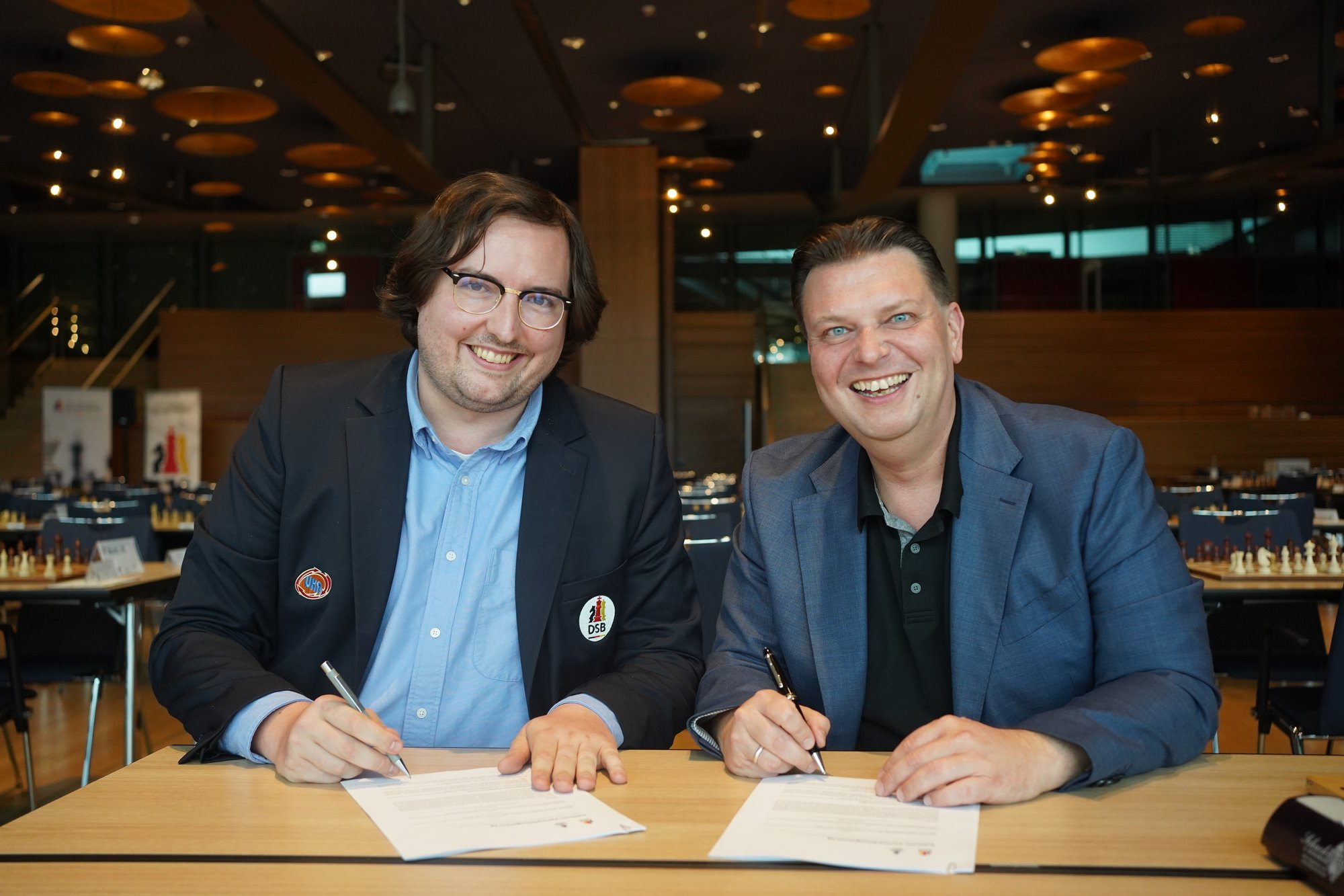 Paul Meyer-Dunker und Tobias Eismann bei der Vertragsunterzeichnung