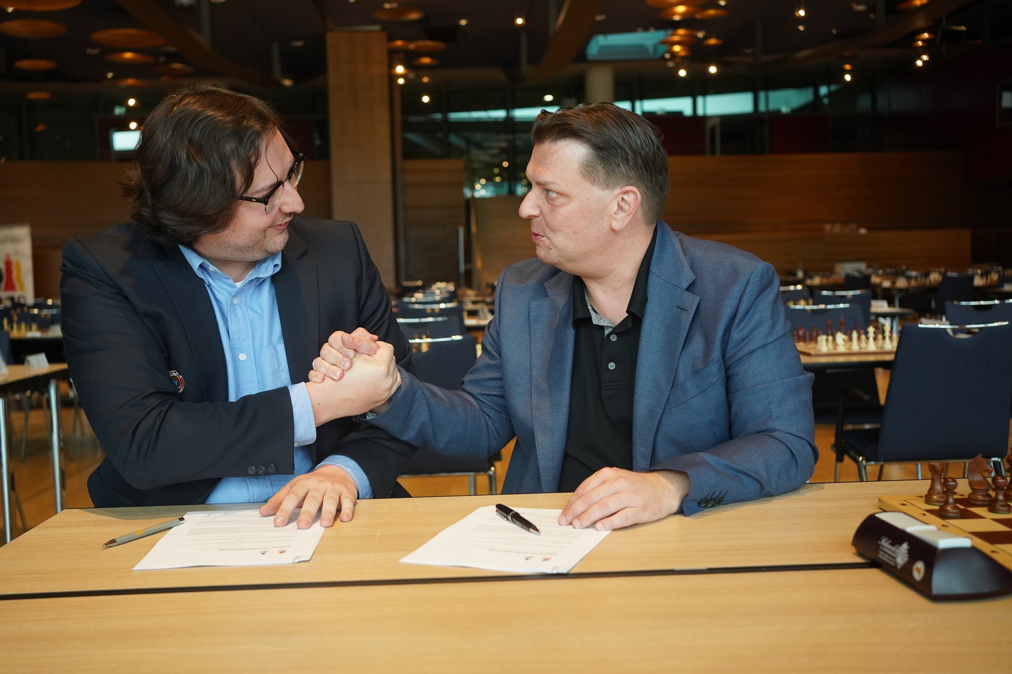 Handschlag nach der Vertragsunterzeichnung