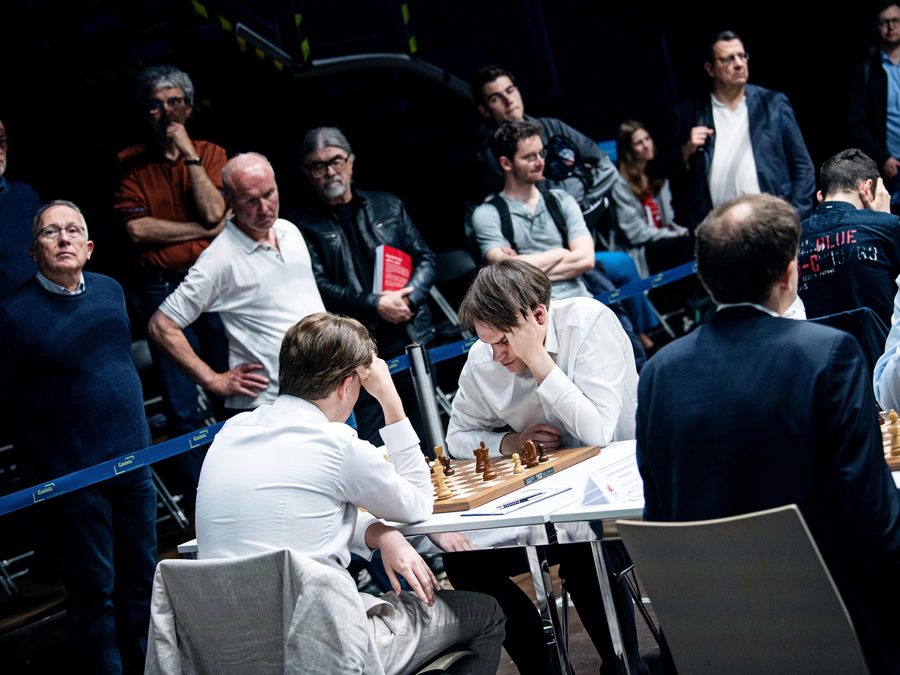 Vincent Keymer und Matthias Blübaum am Brett, Zuschauer an der Absperrung