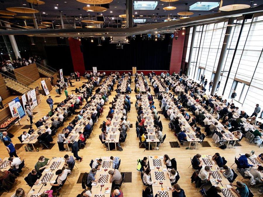 Turniersaal der Deutschen Amateurmeisterschaft mit Hunderten Brettern
